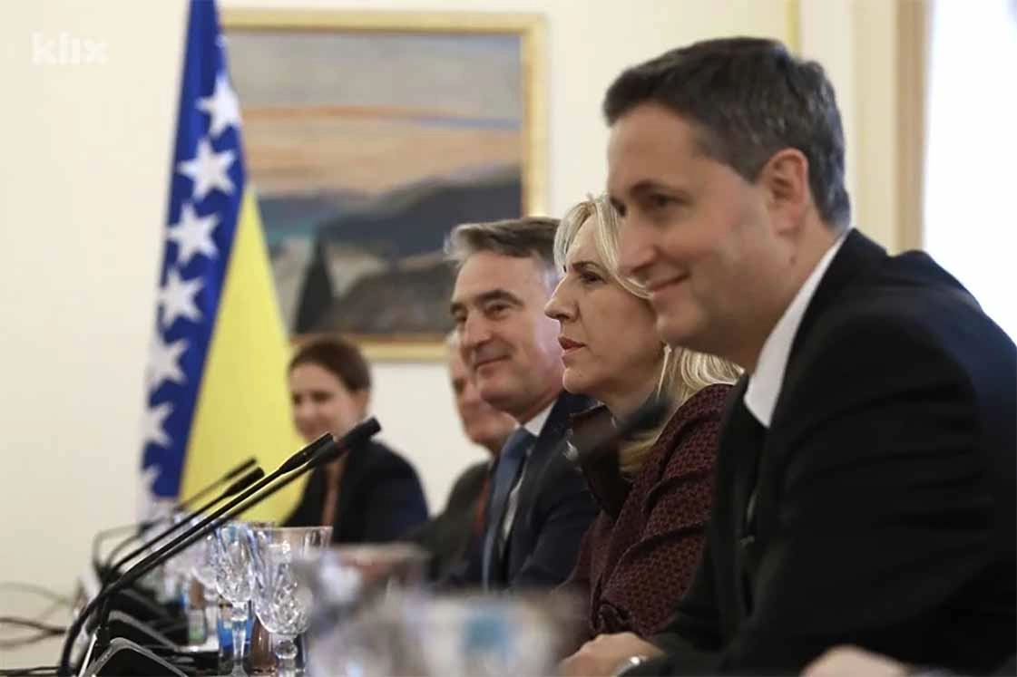 Rat na pragu Europe, a kolektivni šef države vodi izbornu kampanju