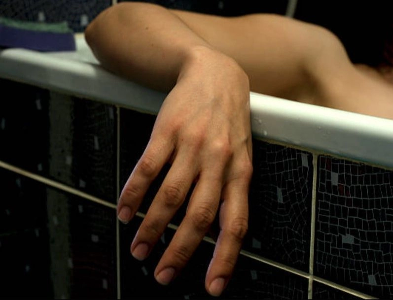 Djevojka (23) preminula u kadi: Stigao šokantan nalaz vještaka, majka ne može doći sebi