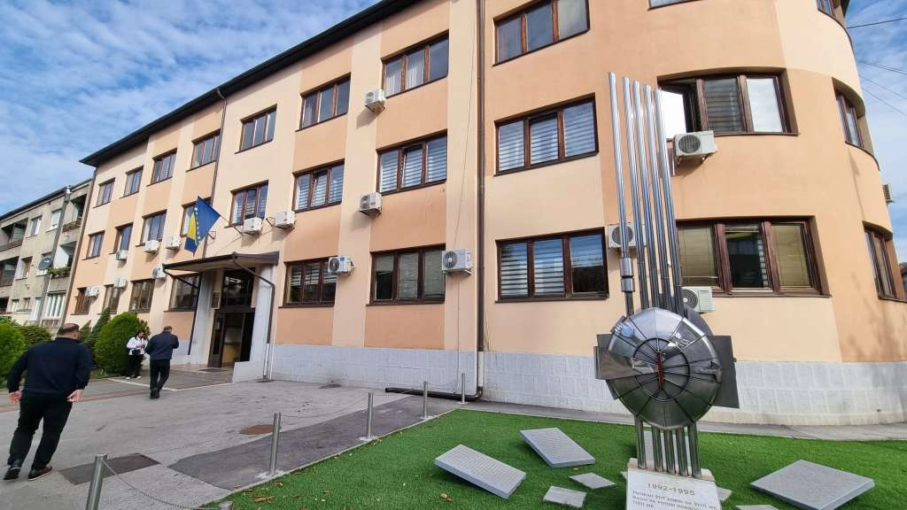 Pet maloljetnika osumnjičeno za niz oštećenja imovine u Tuzli