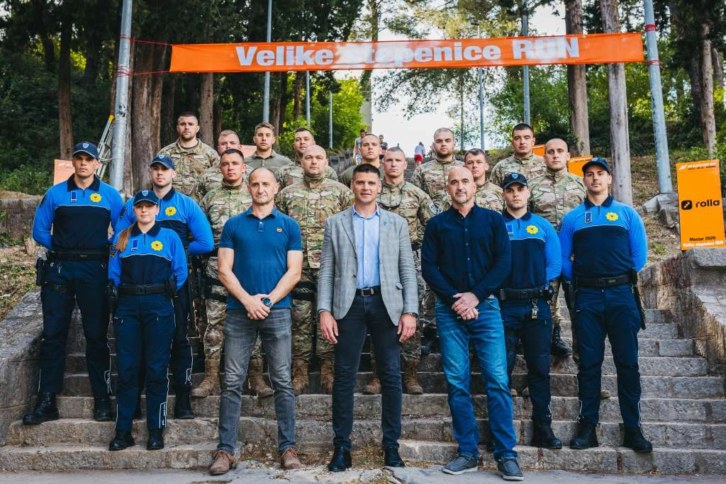 Utrka mostarskim stepenicama: Spektakl uz vatrogasce i policiju u punoj opremi