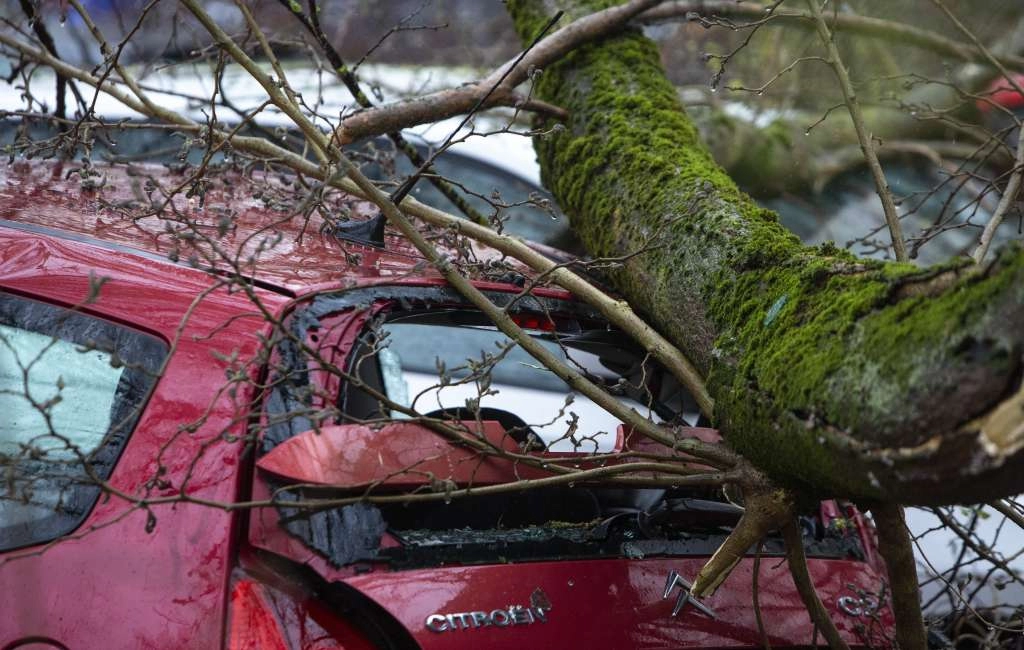 Snijeg na autocestama, kolaps prometa u Zagrebu, diljem Hrvatske nema nastave