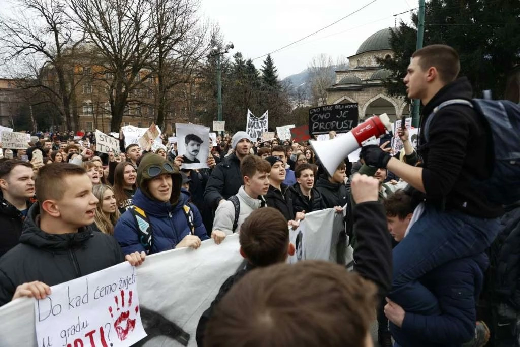 Završen protest u Sarajevu: Istaknuta četiri zahtjeva, sutra novo okupljanje