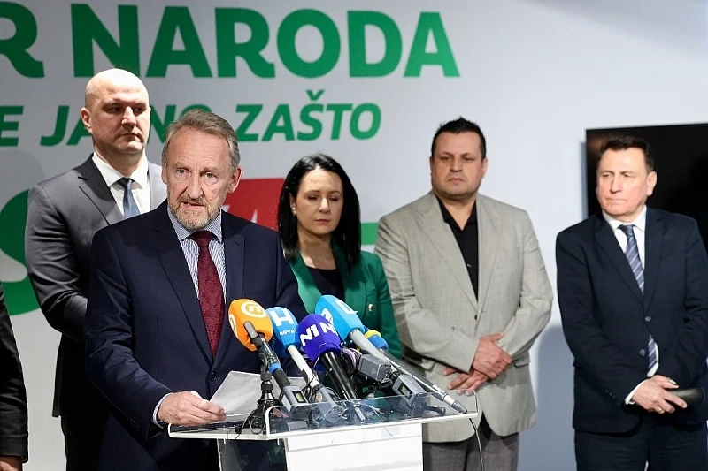 Vrijeđaju inteligenciju žitelja koji moraju vratiti dvije milijarde maraka