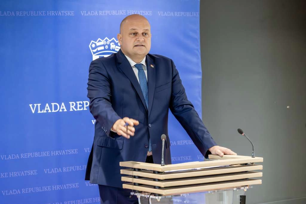 Hrvatska spremna kupiti Naftnu industriju Srbije; ovo je dodatni izazov i za BiH