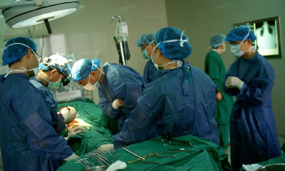 Kina prva u svijetu transplantirala čovjeku modificiranu svinjsku jetru