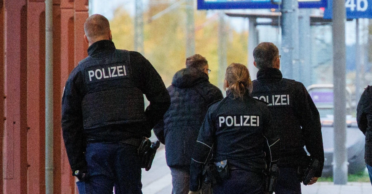 Automobil se zabio u skupinu ljudi, policija otvorila vatru! Više je teško ozlijeđenih, napadači u bijegu
